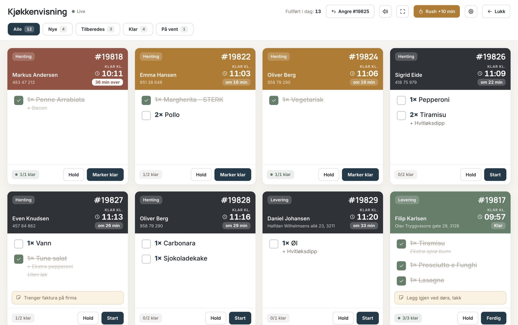 Kjøkkenvisningen i LettBestilt: ordrekort med varelinjer, avhuking, nedtelling til klar-tid og hold-knapp.