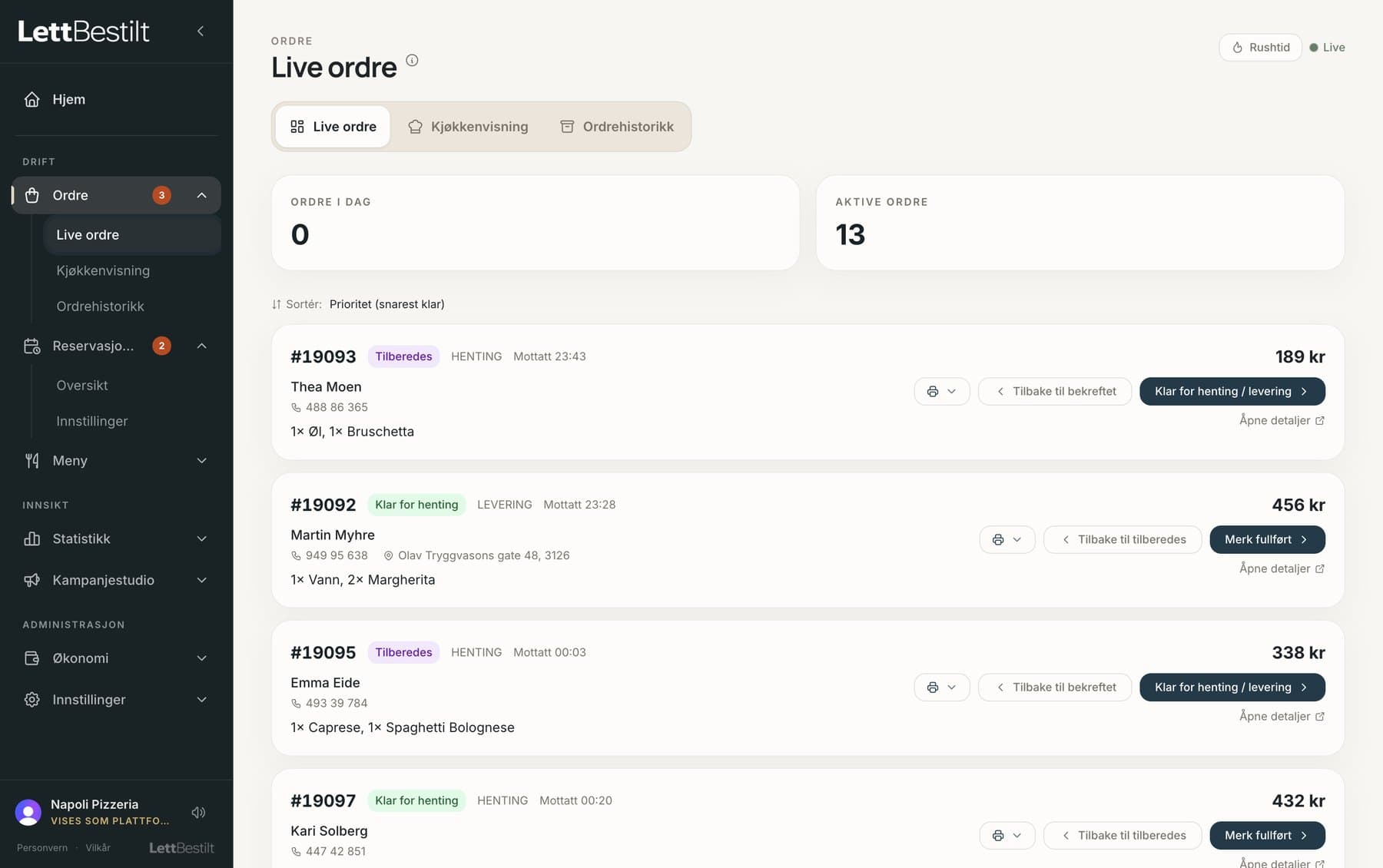 Live ordre i LettBestilt-dashbordet: aktive bestillinger med status, kundeinfo og knapper for å flytte ordren videre.