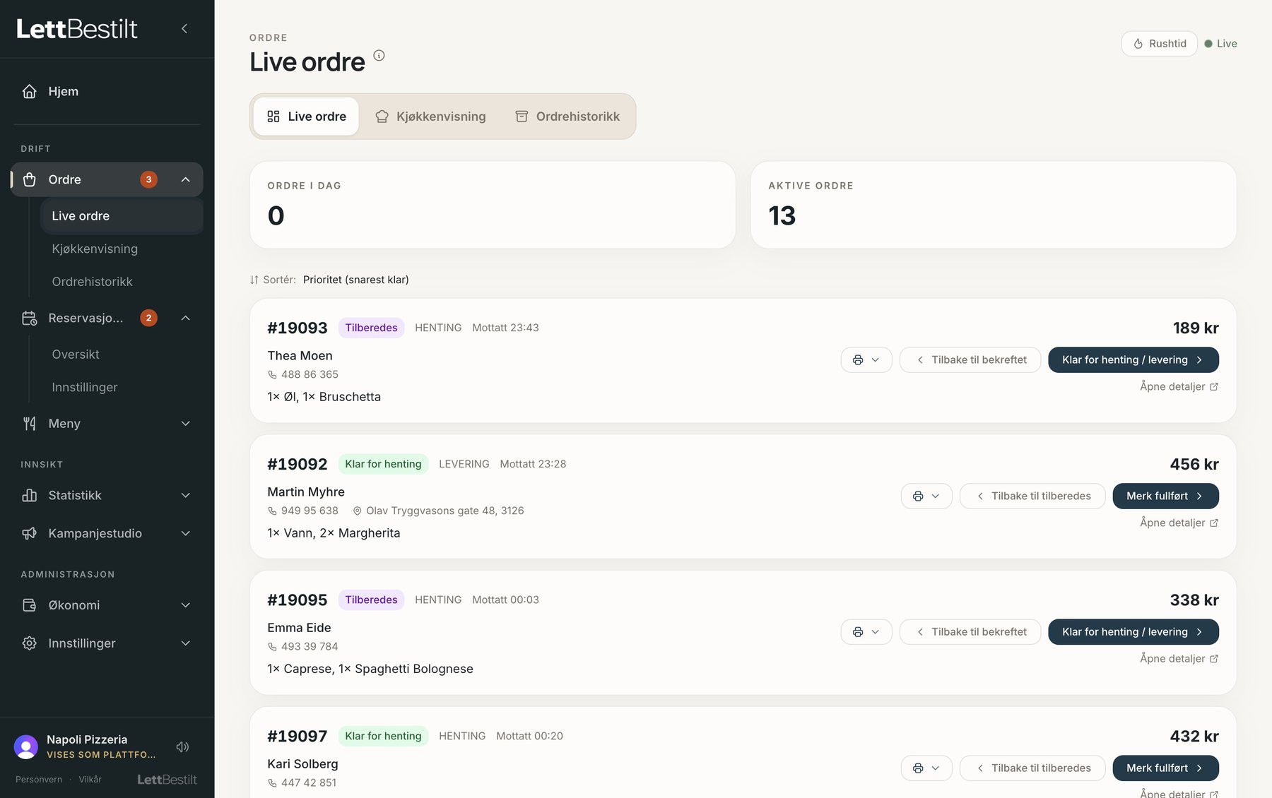 Live ordre i LettBestilt-dashbordet: aktive bestillinger med status, kundeinfo og knapper for å flytte ordren videre.
